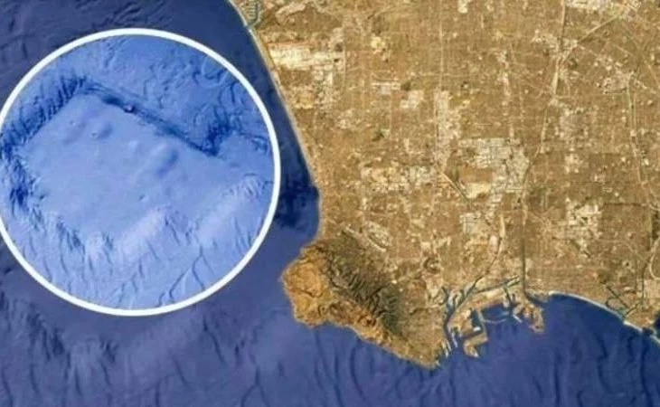 В воде у побережья Калифорнии нашли загадочную структуру