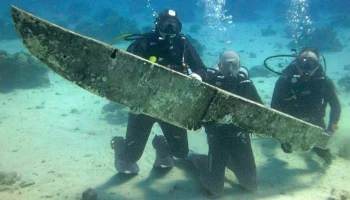 Под водой обнаружен массивный нож