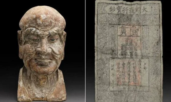 Древние деньги внутри древней китайской статуи