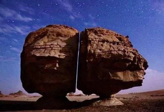 Камень Аль-Наслаа: кто мог в древности разрезать его столь ровно на две части и зачем