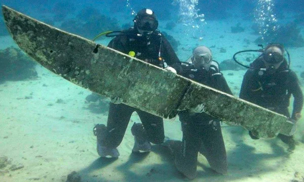 Под водой обнаружен массивный нож